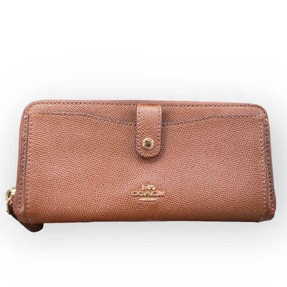 Coach Handbags - COACH 🧸 LEATHER PLAQUE ZIPPER WALLET 💯Authentic Coach Wallet
